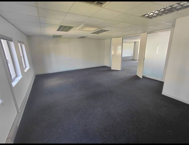 370M² OFFICE TO LET IN LYME PARK